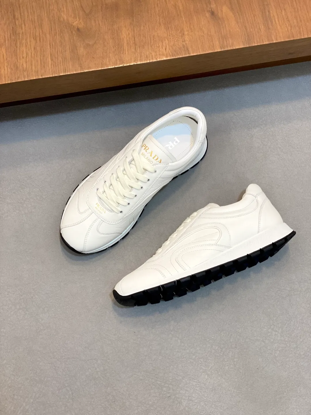 Men's shoes 💰740 Prada men's new lace-up sports and casual shoes. This upper is made of imported calfskin stitching. The tongue is P's classic bronzing lougou. The lining is made of calfskin for the feet. The outsole is made of non-slip sports exclusive rubber outsole with logo. It feels good on the foot. It is fashionable and fashionable. It has a standard sports version and looks very good on the foot! Comes with original box and dust bag! L leather shoe size: 39/40/41/42/43/44 original box packaging + dust bag